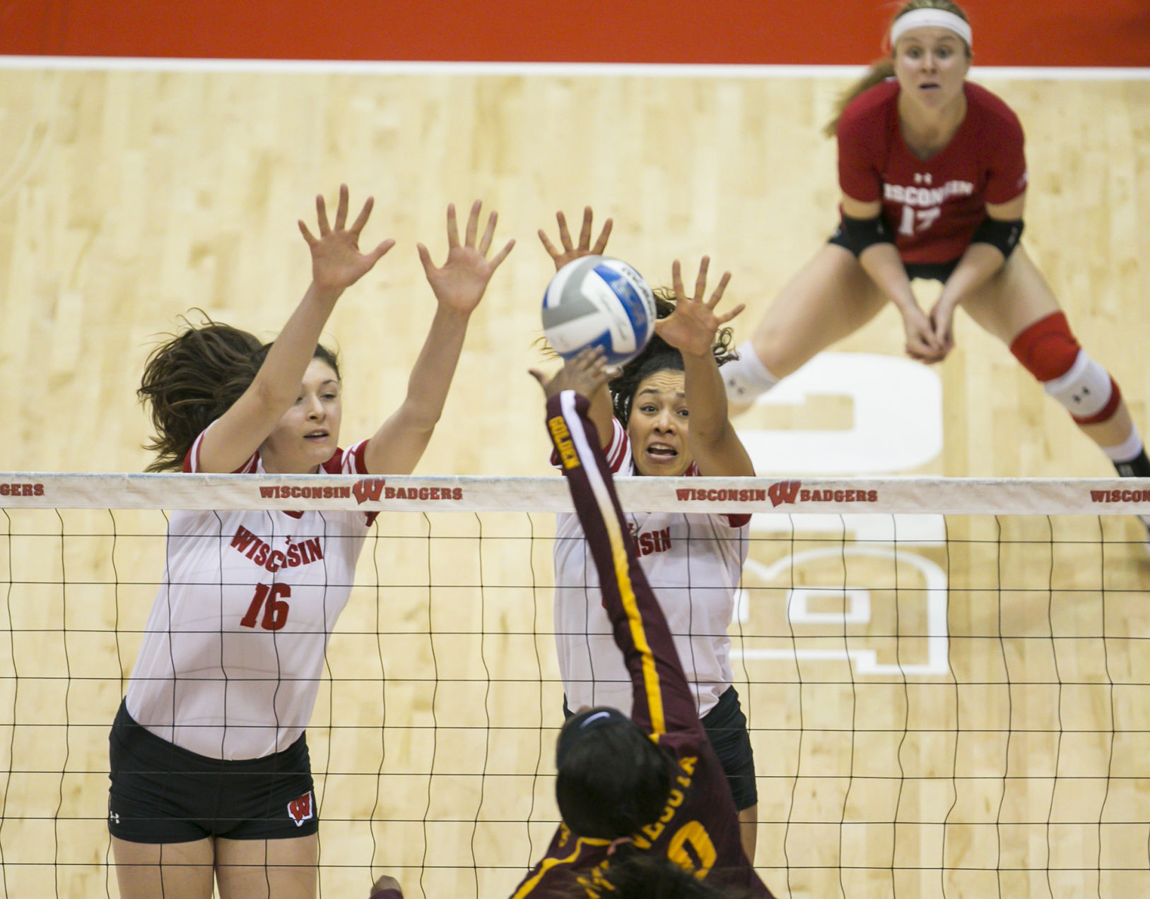 Dana Rettke, Lauryn Gillis defend, Badgers volleyball